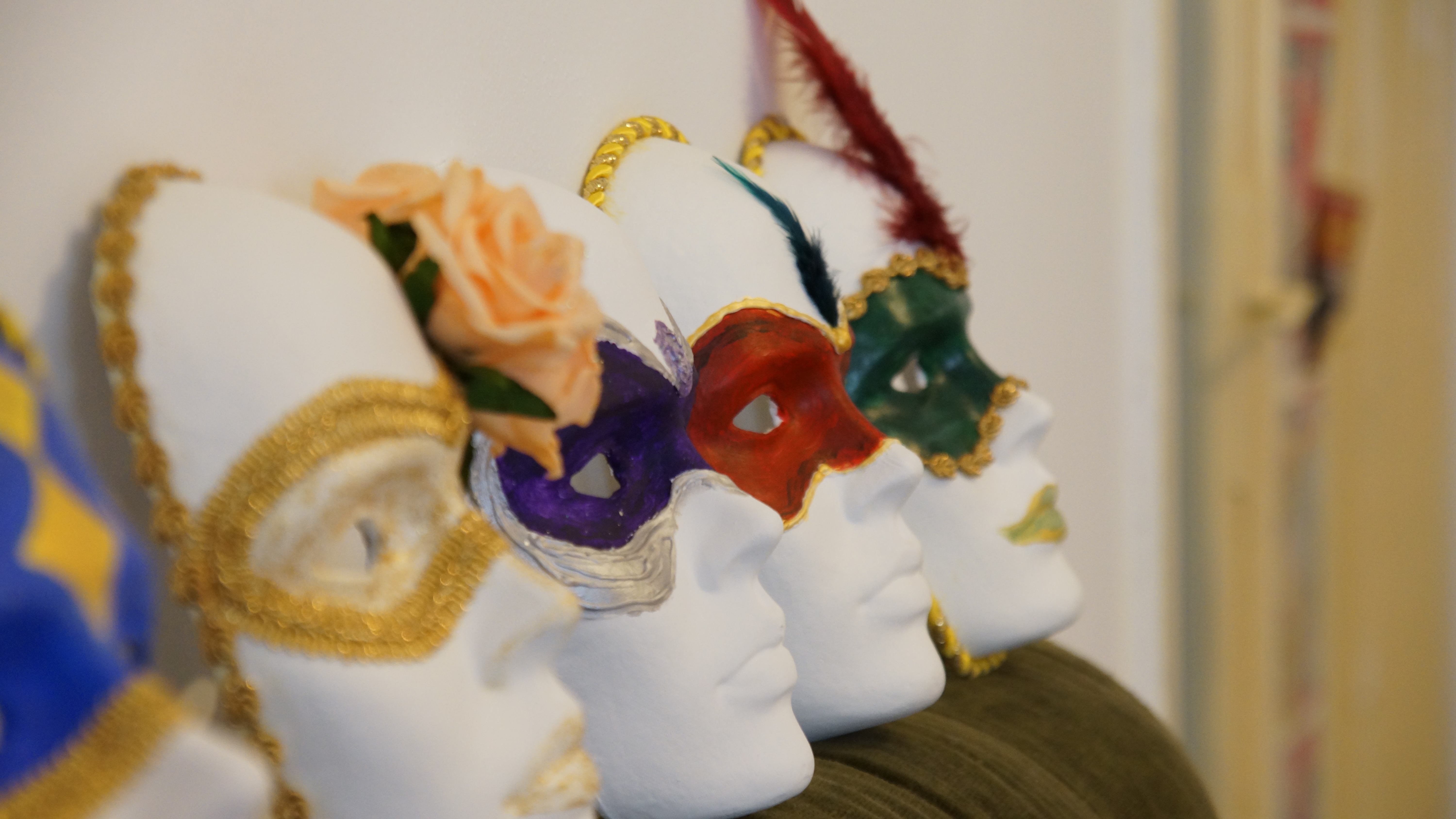 Decorațiuni Handmade Papier Maché – Masti decorative – DuneWalls Vladimir Stanescu materiale Novacolor