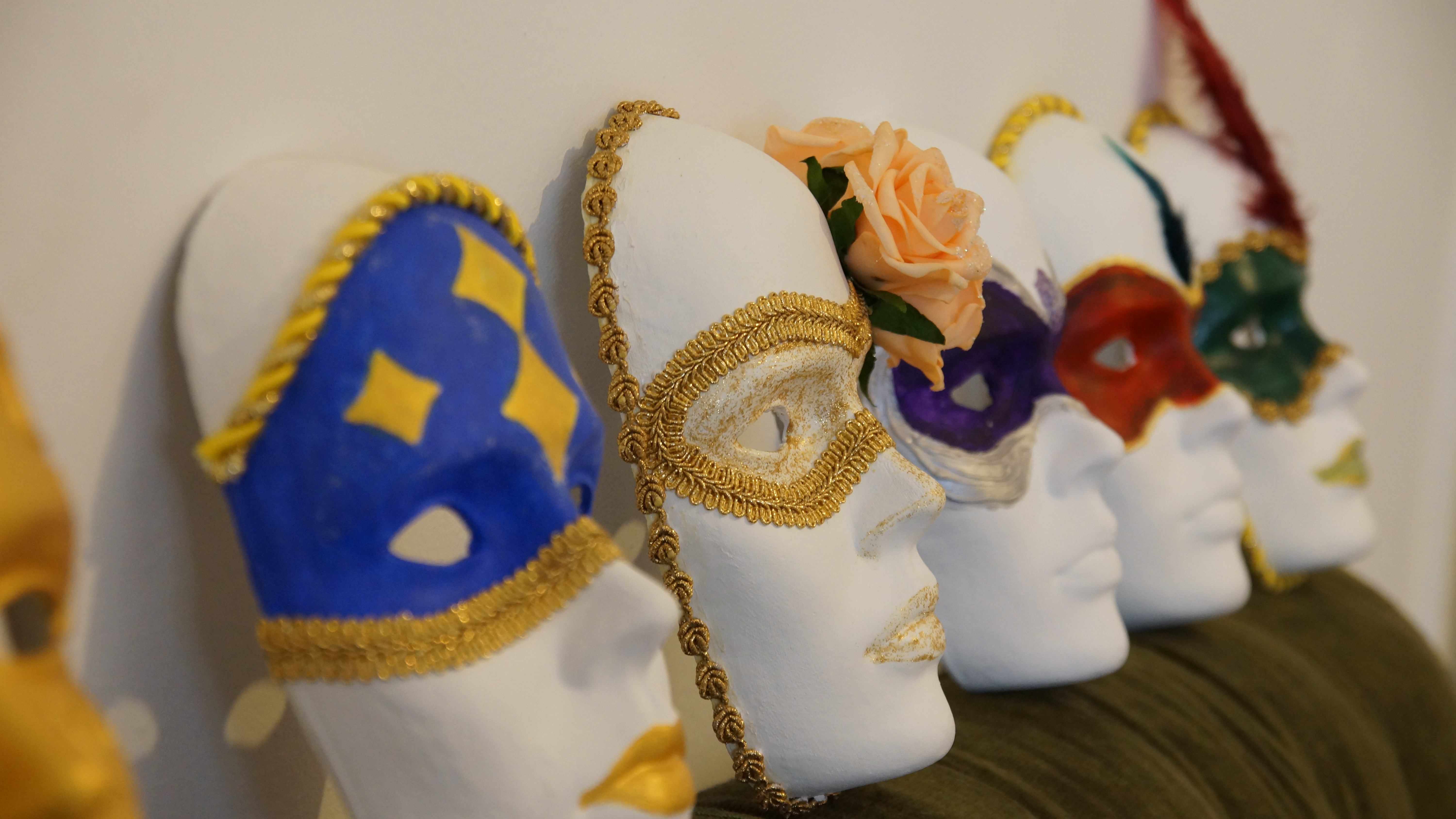 Decorațiuni Handmade Papier Maché – Masti decorative – DuneWalls Vladimir Stanescu materiale Novacolor